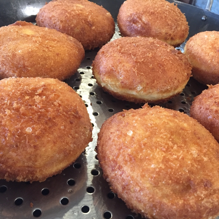 あつあつ揚げたて!大人気「カレードーナツ」