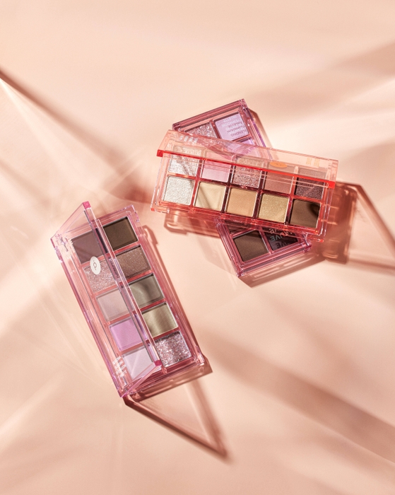 「シーズナルブレンディングアイシャドウパレット」(税込価格3,300円)