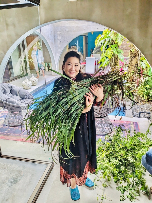 アーユルヴェーダ農園でのハーブ収穫