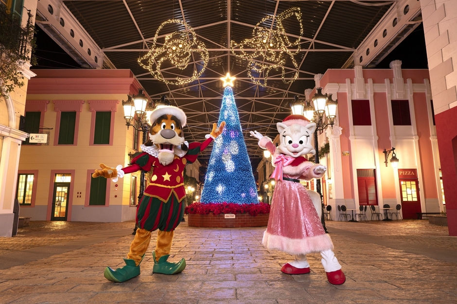 クリスマスビッグツリーとキャラクターたち