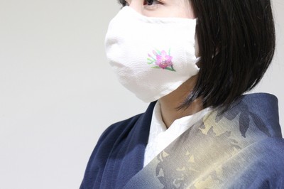 2月の花「フリージア」が描かれたマスク。花言葉は「親愛の情」