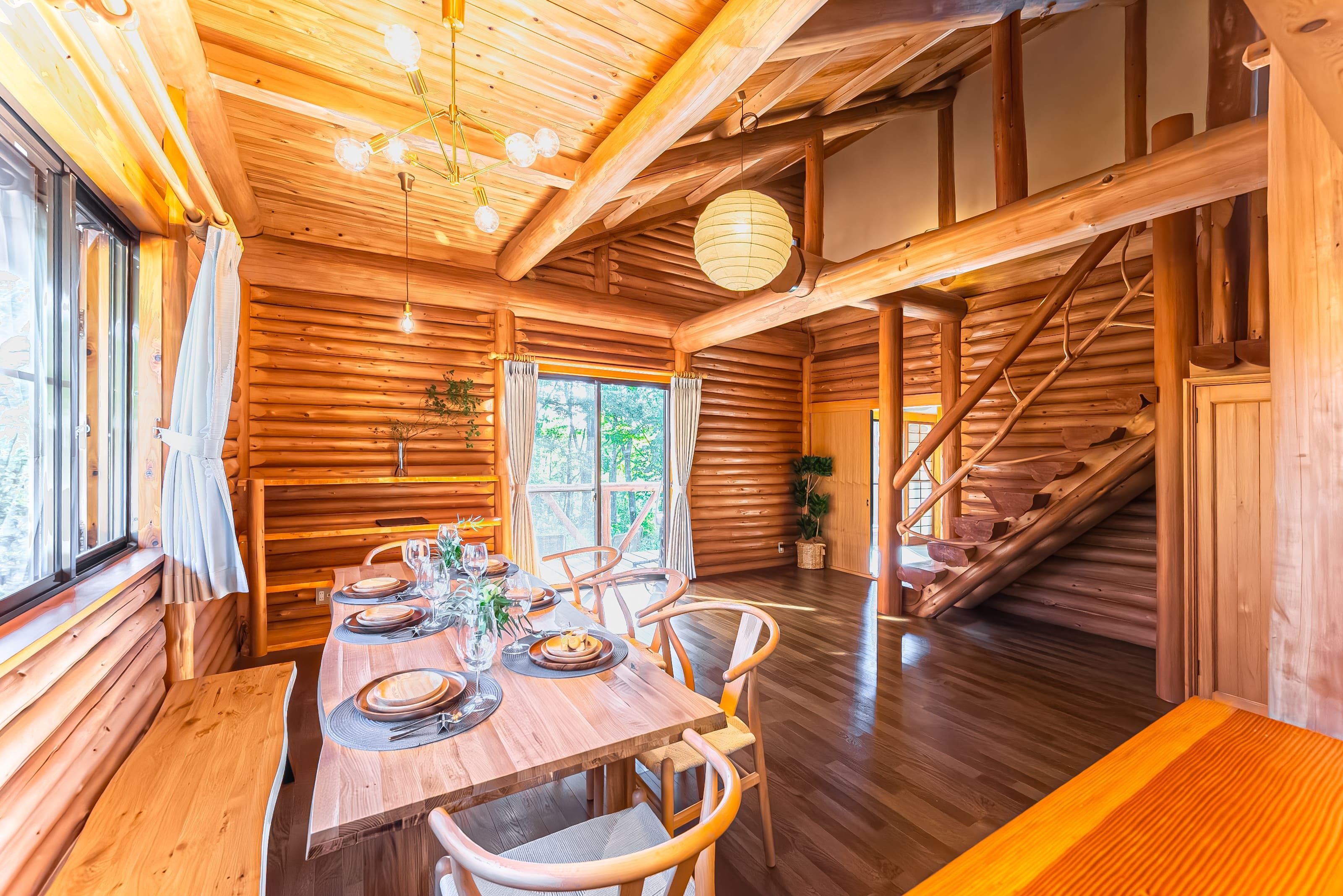 木のぬくもりに包まれるリビングダイニング