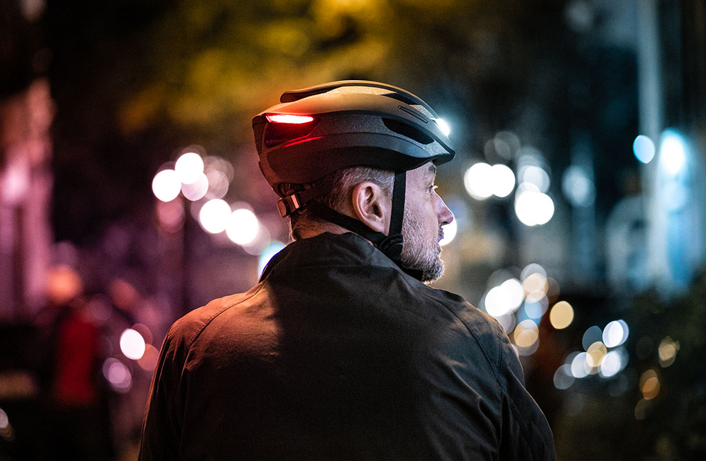 LEDとウィンカーを搭載 革新的な自転車用ヘルメット Lumos Ultra