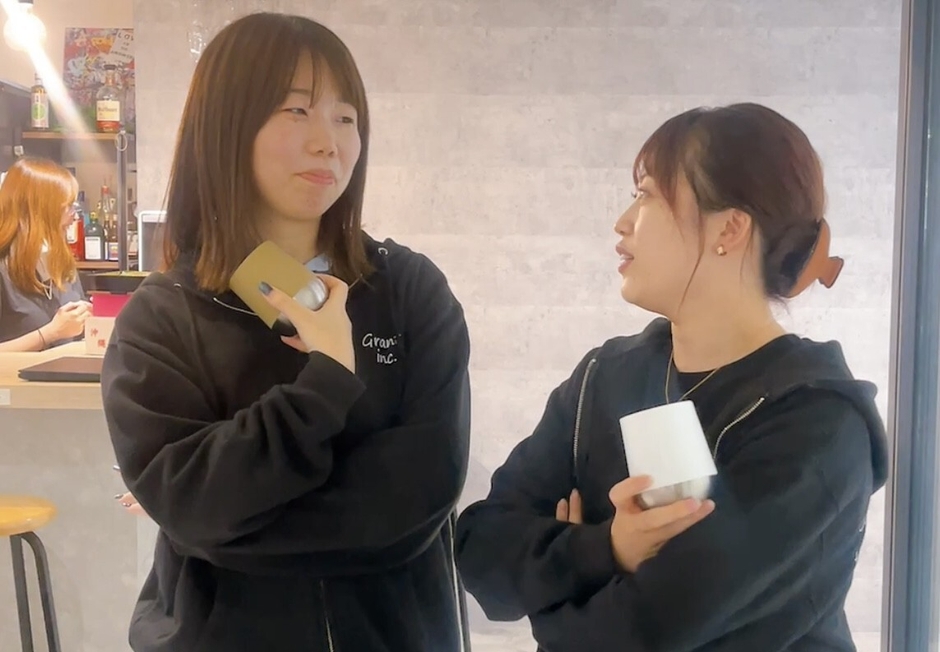 オリジナルパーカーとタンブラーを愛用するメンバーも多い