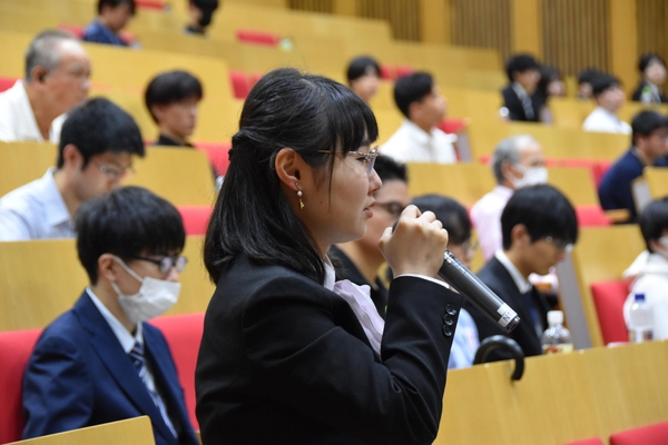 質問する聴講学生