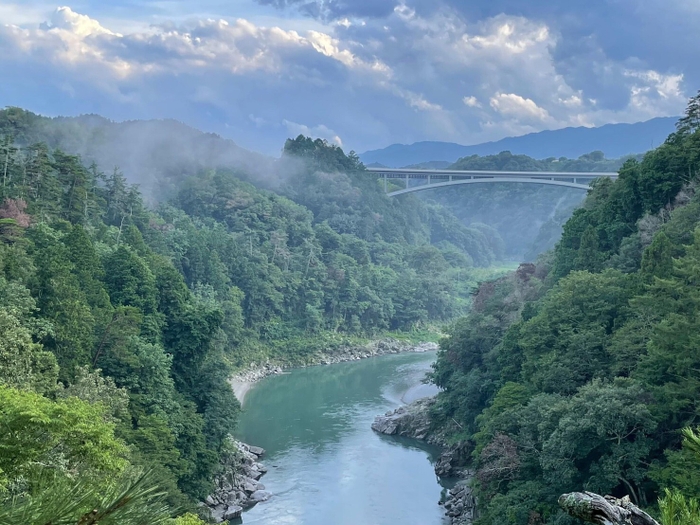 つつじ橋から望む天龍峡大橋