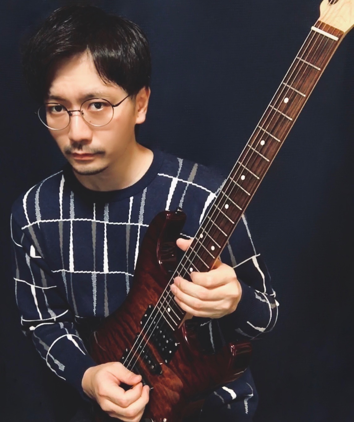 今最も話題のネオ・ソウル・ギタリスト有賀教平初の ギター教則本を8月