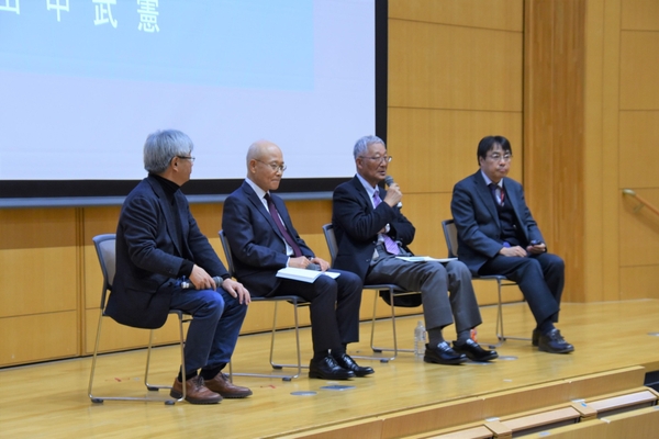 講演後、渋井教授（左端）の司会進行で質問に答えるパネリスト