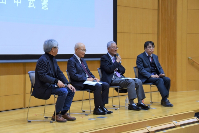 講演後、渋井教授（左端）の司会進行で質問に答えるパネリスト
