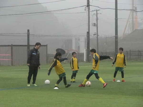 サッカー教室は学年別に分かれてレッスン