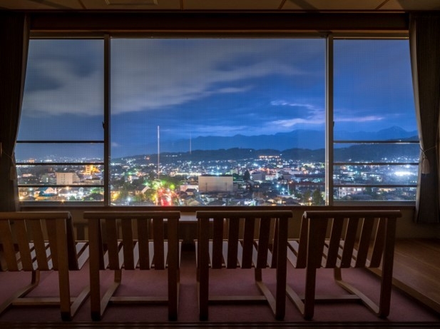 松本市街の夜景も一望