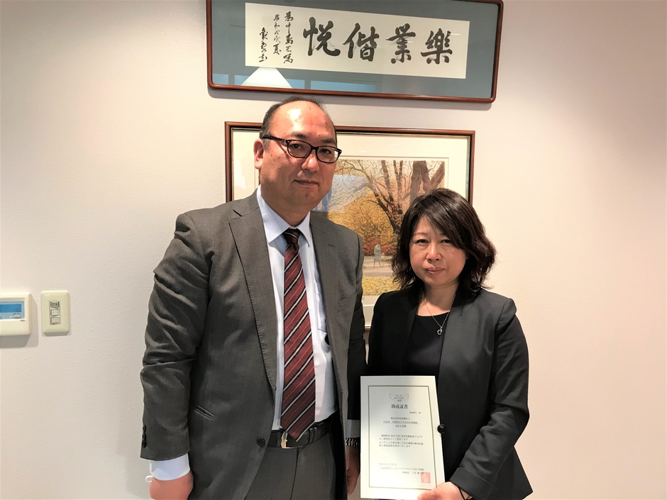 助成証書の授与(北海道で実施) プログラムA助成団体代表の特定非営利活動法人みなぱ代表者(写真右)と キユーピー札幌支店長(写真左)