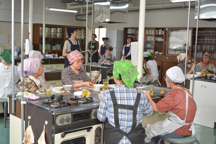 調理実習を終えて試食を楽しむ参加者の皆様