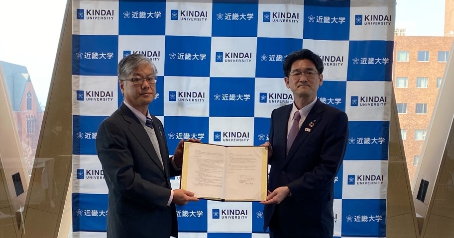 包括連携協定締結式の様子　近畿大学リエゾンセンター長 竹原 幸生（左）、徳島大正銀行代表取締役頭取 板東 豊彦（右）