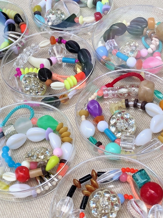 Cowries-talisman- タカラガイや珊瑚、シャンデリアのかけら、琥珀… 心ひかれたものを並列につないだ護符を模したプラスチック製の首飾りです。(2)
