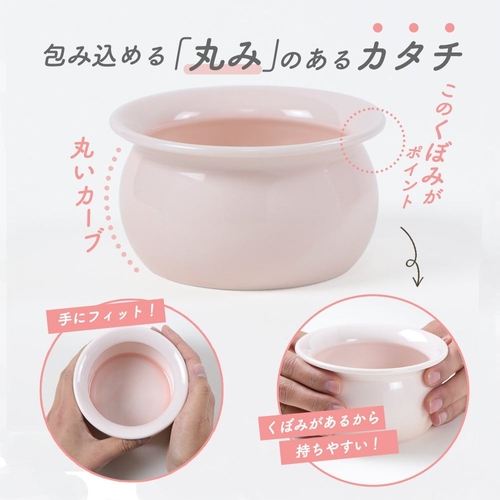 丸みのあるピンク色の小鉢と手に持った様子