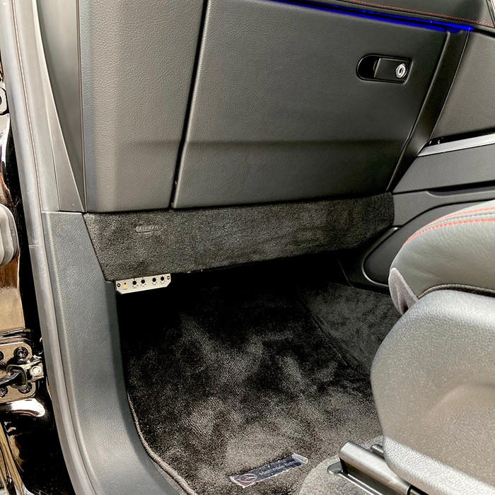 専用アンプ取付位置(助手席グローブボックス下)