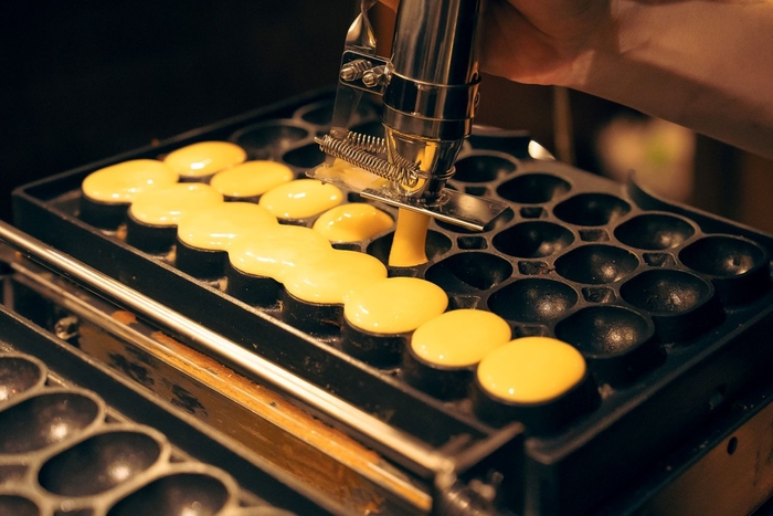 調理風景(ブローチのベビーカステラ)