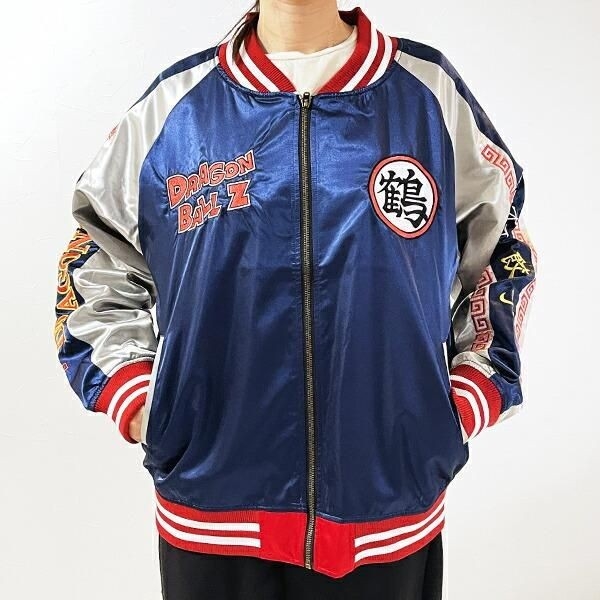 ドラゴンボールの刺繍が至る所にあるコラボスカジャン