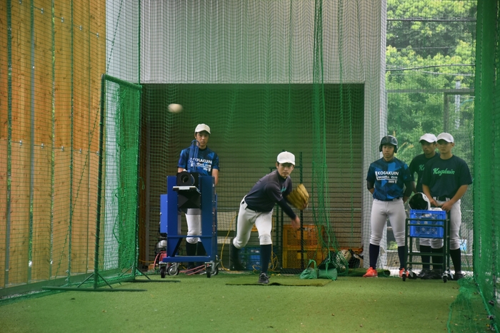 野球部による投球練習(工学院大学附属中学校・高等学校高)