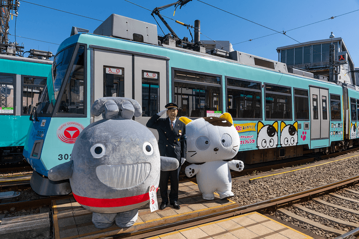 左から東急線キャラクター のるるん、中村 雄治管区長、タマ