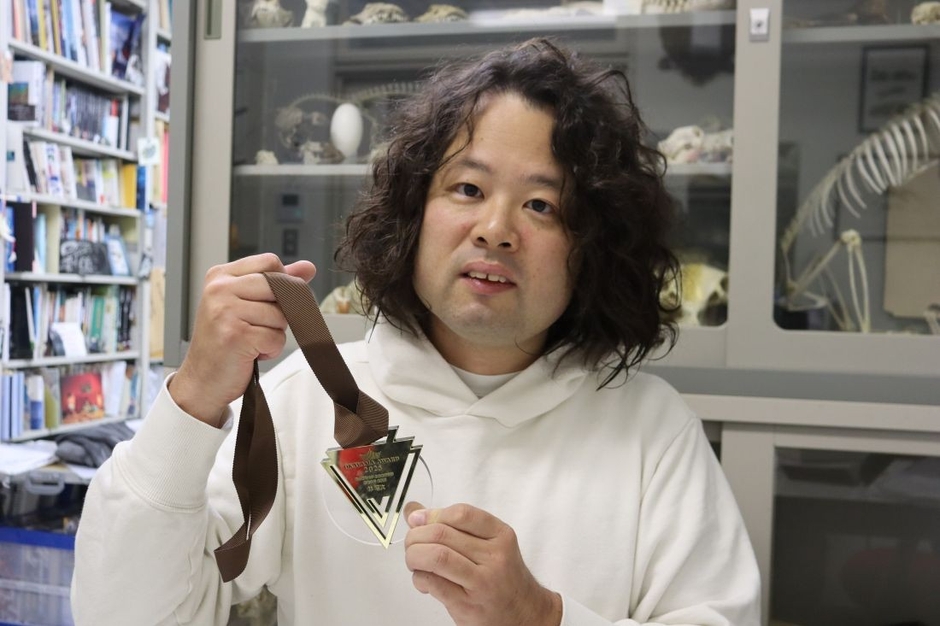 メダルを手に「恐竜研究で岡山を盛り上げていきたい」と話す林准教授