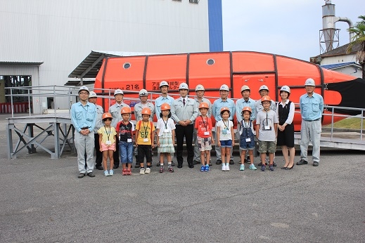 津波シェルターの前で