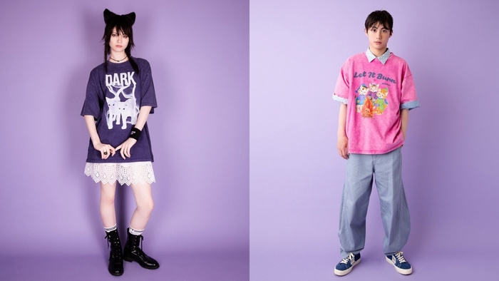 左)Tシャツ 12,100円 バブーシュカ 7,700円 スカート 19,800円 右)Tシャツ 12,100円 (全て税込み)