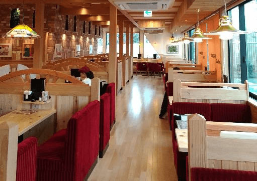 コメダ珈琲店 内観