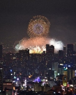 「ハルカス300」から見る「なにわ淀川花火大会」