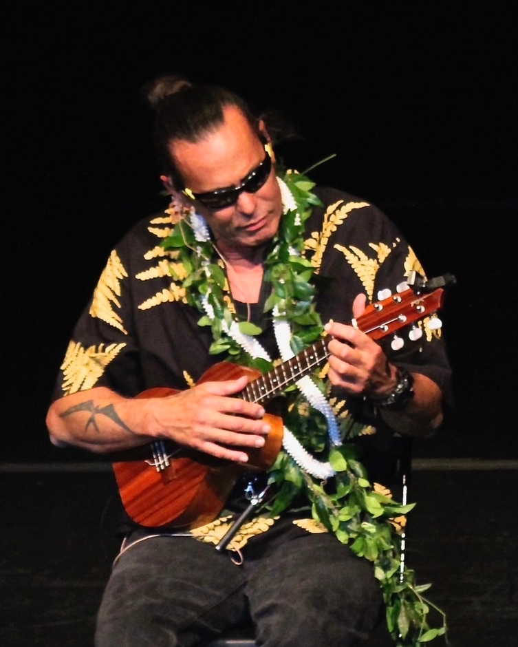 Mark Keali'i Ho'omalu(マーク・ケアリイ・ホオマル)