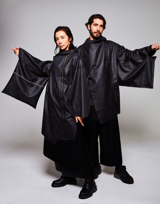 コートストール［登録意匠］＋キモノ袖になるクッションカバー［登録意匠］着用イメージ