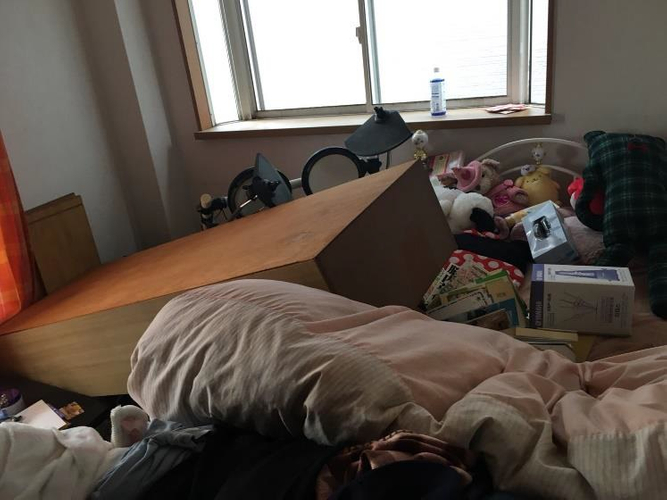 大阪北部地震後の著者宅のお隣のお部屋の寝室