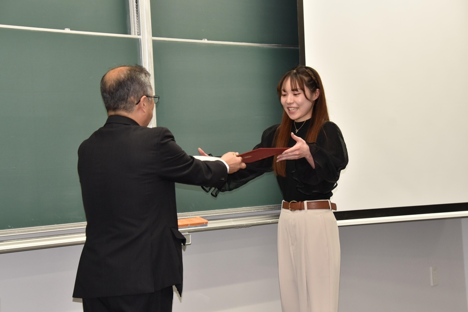 大野副学長（左）から修了証を手渡される６期生