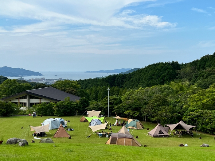 綺麗な芝生でキャンプが楽しめる