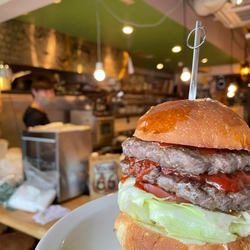 ほぼステーキ肉！【店内肉磨き】パティが好評！西早稲田の間借りバーガーRoute66がフルーツ系新商品を発売！