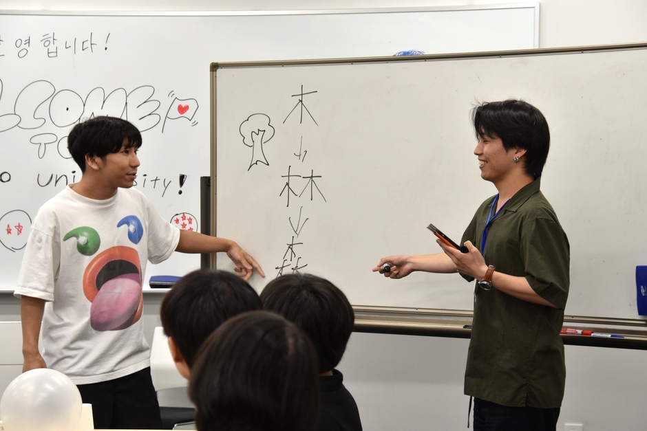 漫才を披露する学生も