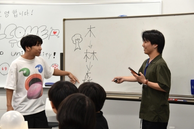 漫才を披露する学生も