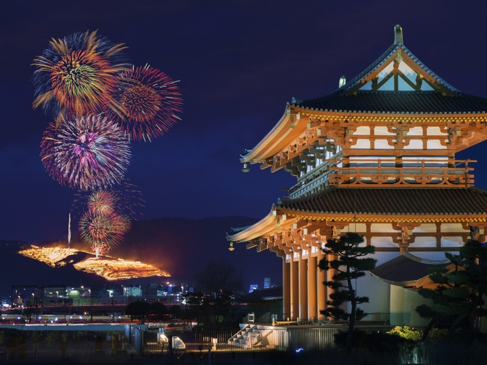 平城宮跡 朱雀門と若草山山焼きと花火(c)TAKAHIRO MIYAMOTO/SEBUN PHOTO