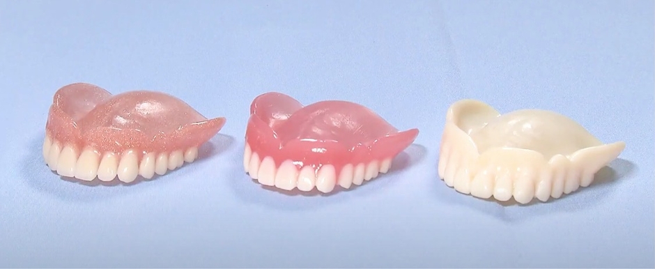 3色ある予備入れ歯(お守り入れ歯)の内、右の白色を無償提供