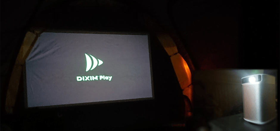 キャンプにてモバイルプロジェクターで