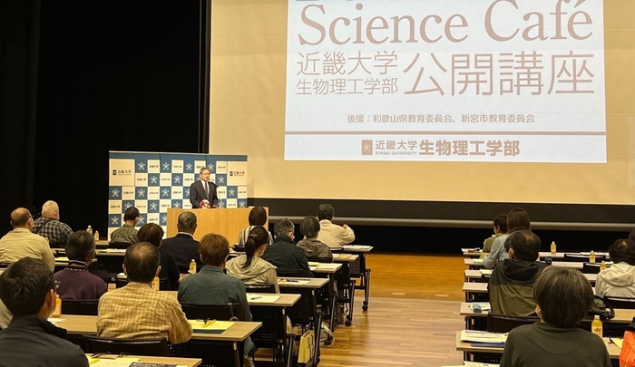 令和7年（2025年）5月に実施した生物理工学部公開講座の様子