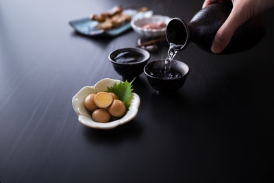 うずらのたまご 関西だし醤油と日本酒の晩酌シーン