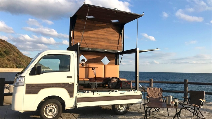 貸出される専用のバン型電動モビリティ