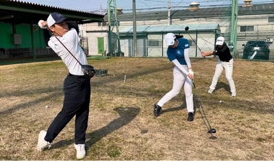 ゴルフ部の練習の様子（近畿大学ゴルフ部練習場）