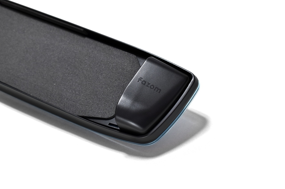 本体同色のロゴ