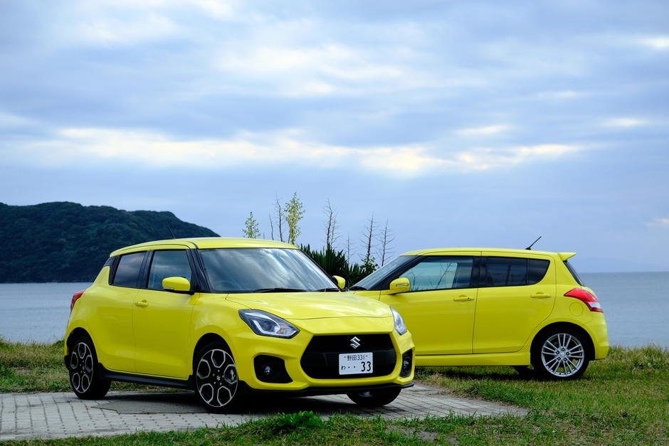 新型スイフトスポーツ(手前)と旧型スイフト(後方) 1
