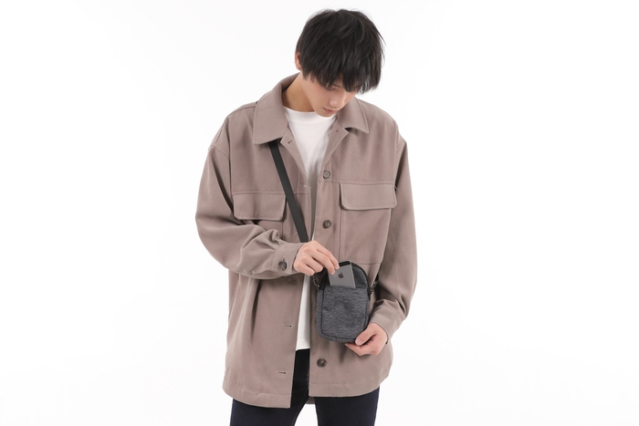 ポーチを専用ストラップに接続