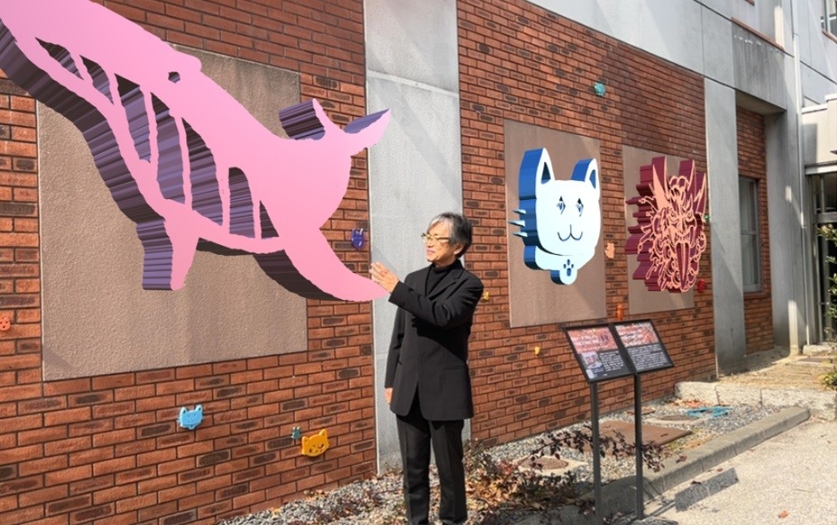 スマホで見ると壁面から動物たちが浮かび上がって見えます(写真はスマホのスクリーンショット)