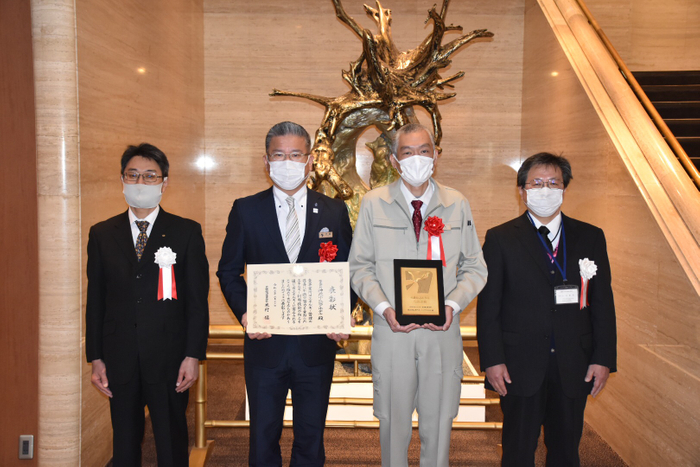 受賞した神戸ポートピアホテル 総支配人 伊藤 剛(左から2人目)、FM室 室長 紀 謙二(右から2人目)